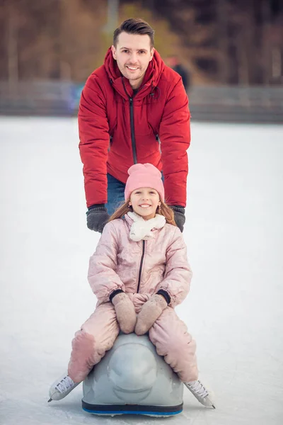 Сімейний зимовий спорт. Батько і дочка в зимовий день — стокове фото