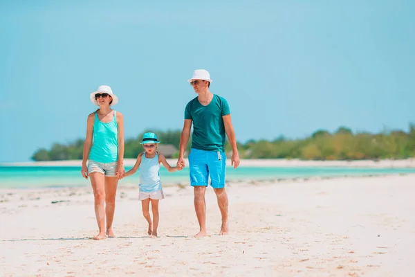 Familia joven en la playa blanca durante las vacaciones de verano — Foto de Stock