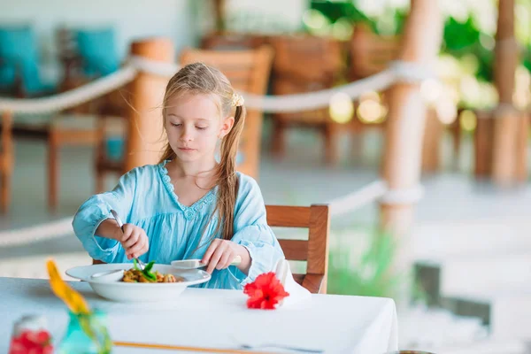 Adorable niña cenando en la cafetería al aire libre —  Fotos de Stock