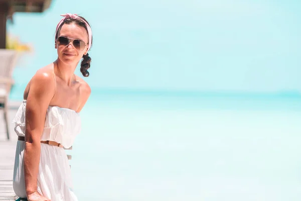 Mujer tendida en la playa disfrutando de vacaciones de verano mirando al mar — Foto de Stock