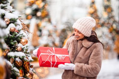 Mutlu kız yılbaşı için karların içinde köknar ağacı dalının yanında.