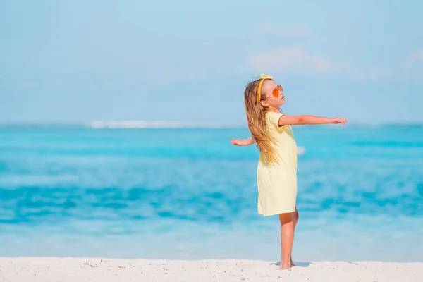 Urocza dziewczynka na plaży podczas wakacji — Zdjęcie stockowe