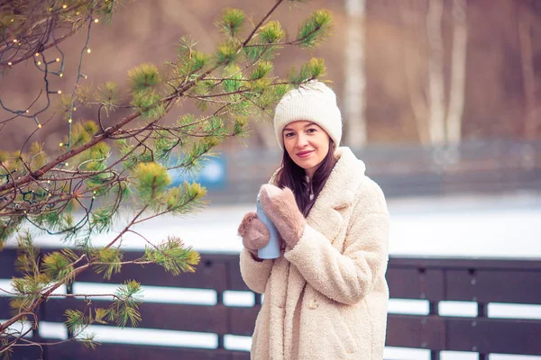 Smiling young girl skating on ice rink outdoors — Stock Photo, Image
