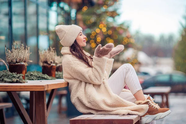 Gelukkig meisje in de buurt van dennenboom tak in de sneeuw voor het nieuwe jaar. — Stockfoto