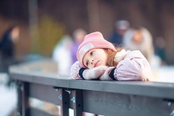 Adorable niña patinando en la pista de hielo —  Fotos de Stock