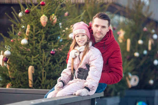 Familjevintersport. Far och dotter på vinterdagen — Stockfoto