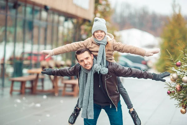 Family winter sport. Father and daughter on winter day — 스톡 사진