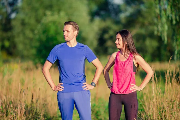 Pareja deportiva activa corriendo en el parque. Salud y estado físico . — Foto de Stock