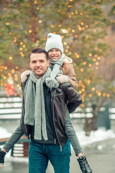 Rodzinny sport zimowy. Ojciec i córka w zimowy dzień — Zdjęcie stockowe