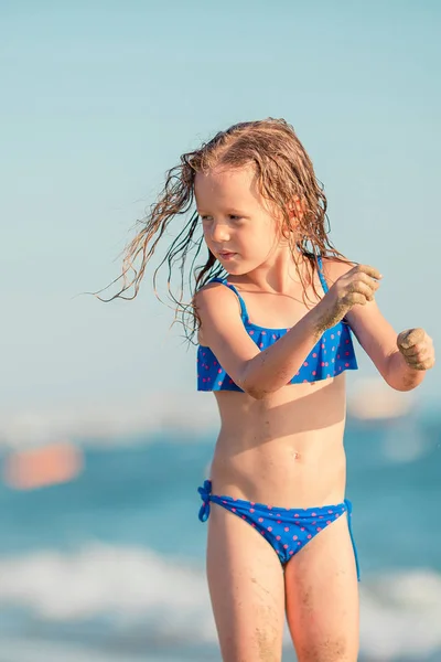 Aranyos kislány a strandon a nyári vakáció alatt — Stock Fotó
