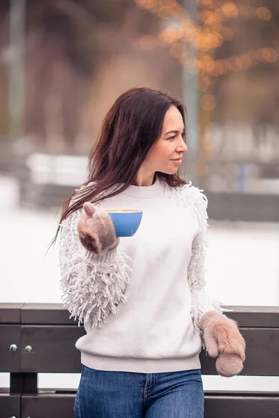 Lachende jong meisje schaatsen op de ijsbaan buitenshuis — Stockfoto