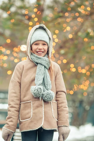 Entzückendes kleines Mädchen beim Schlittschuhlaufen auf der Eisbahn — Stockfoto