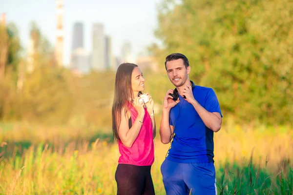 Aktives sportliches Paar läuft im Park. Gesundheit und Fitness. — Stockfoto