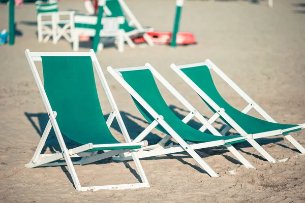 Cadeiras de praia na praia europeia em itália na área popular — Fotografia de Stock