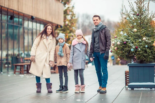 Family winter sport. Father and daughter on winter day — 스톡 사진