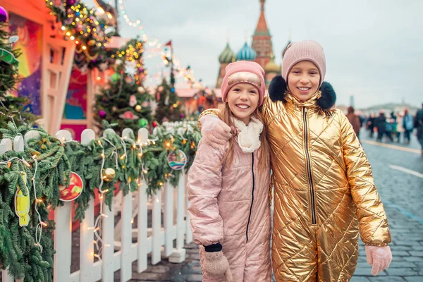 Glückliches Mädchen in der Nähe von Tannenzweig im Schnee für Neujahr. — Stockfoto