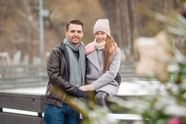 Young dad and adorable little girl have fun on skating rink outdoors — 스톡 사진