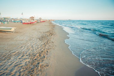 İtalya 'nın güzel bir kasabasının manzaralı kartpostal görüntüsü.