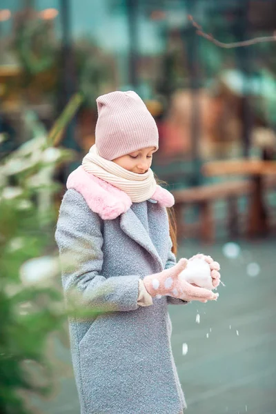 Entzückendes kleines Mädchen beim Schlittschuhlaufen auf der Eisbahn — Stockfoto