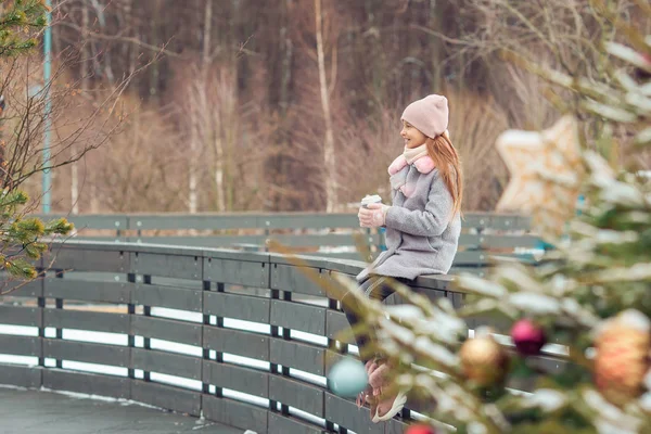 Bedårande liten flicka skridskor på ishallen- — Stockfoto