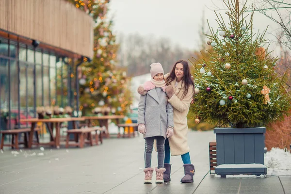 Schattig meisje met haar moeder schaatsen op de ijsbaan — Stockfoto