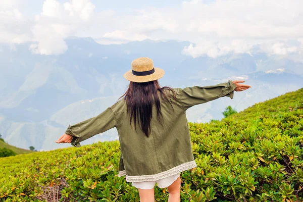 Mulher jovem feliz bonita em montanhas no fundo do nevoeiro — Fotografia de Stock