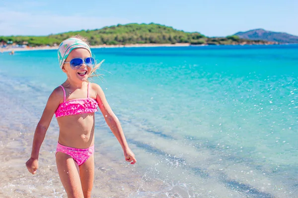 Søt liten jente på stranden i sommerferien. – stockfoto