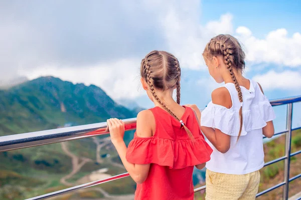 Meninas pequenas felizes bonitas em montanhas no fundo do nevoeiro — Fotografia de Stock