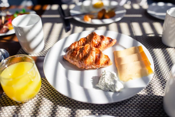 Petit déjeuner frais et délicieux dans un café extérieur — Photo