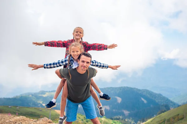 Prachtige kinderen en gelukkig mens in de bergen op de achtergrond van mist — Stockfoto