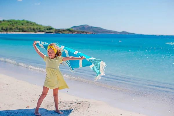 Cute little girl at beach during summer vacation — Stock Photo, Image