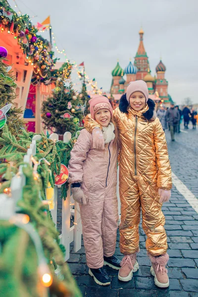 Glückliches Mädchen in der Nähe von Tannenzweig im Schnee für Neujahr. — Stockfoto