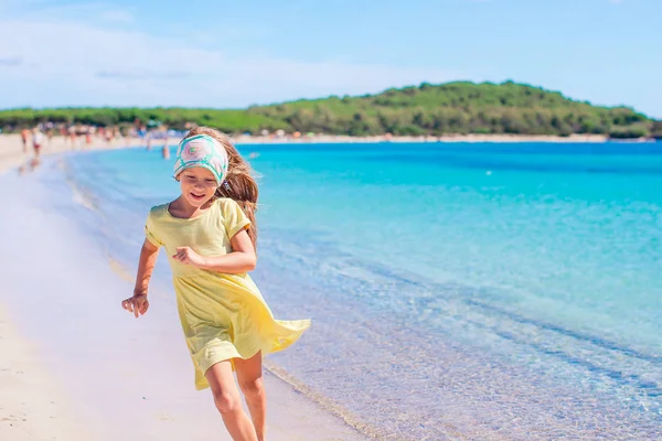 Yaz tatilinde sahilde tatlı küçük bir kız. — Stok fotoğraf