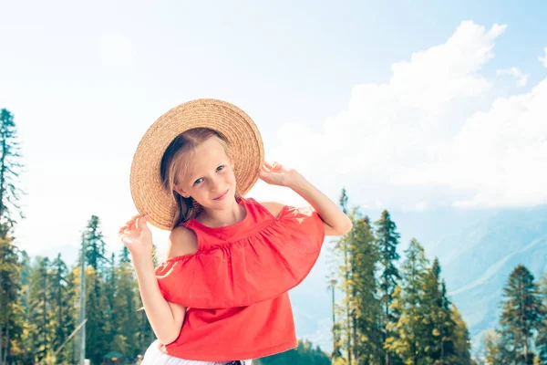 Schöne glückliche kleine Mädchen in den Bergen im Hintergrund des Nebels — Stockfoto