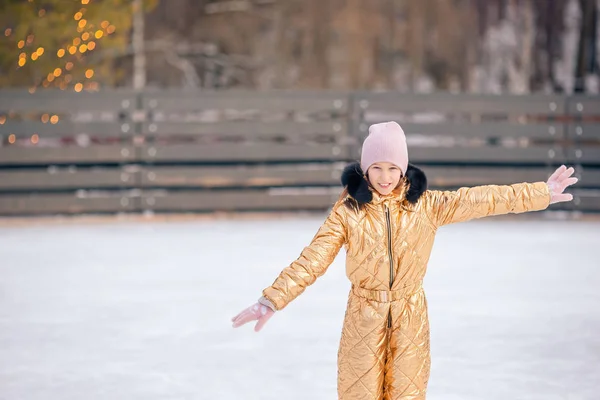 Adorabile ragazzina che pattina sulla pista di pattinaggio — Foto Stock