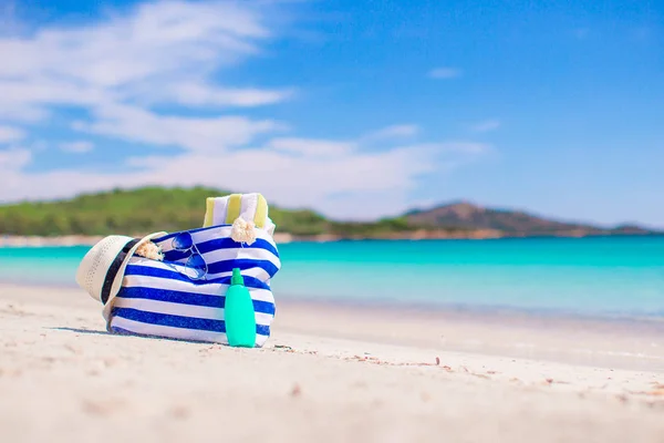 Sonnencremeflaschen und Seesterne am Strand — Stockfoto