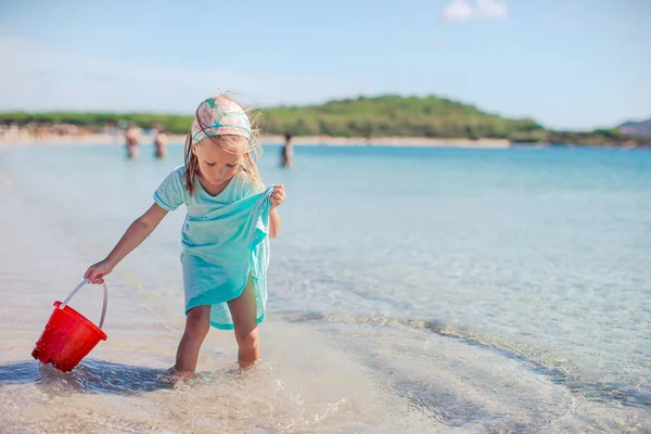 Linda niña en la playa durante las vacaciones de verano —  Fotos de Stock