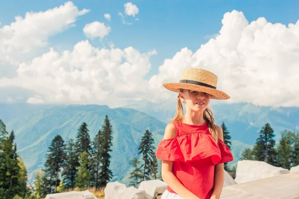 Linda menina feliz em montanhas no fundo do nevoeiro — Fotografia de Stock