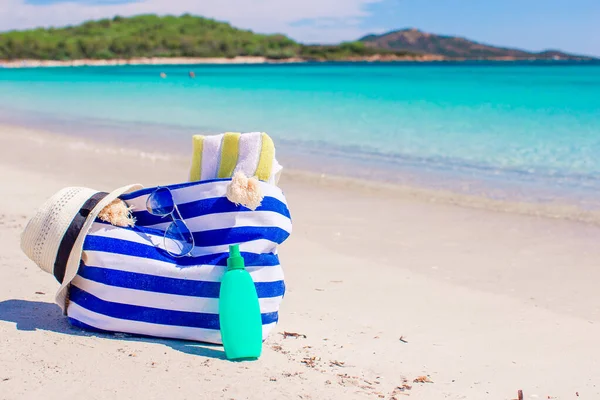 Botellas de loción bronceador y estrellas de mar en la playa — Foto de Stock