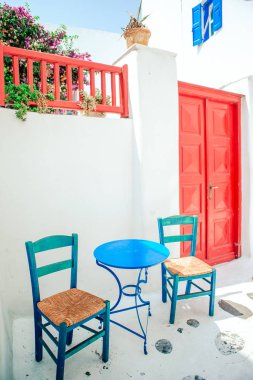 Mavi sandalye ve Mykonos Adası, Yunanistan, Avrupa konusunda Beyaz evleriyle tipik Yunan geleneksel köy Caddesi üzerinde tablo