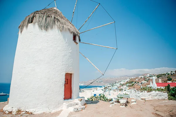 Stare tradycyjne wiatraki nad miastem Mykonos. — Zdjęcie stockowe