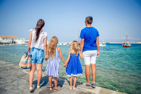 Aile Mykonos sokaklarında eğleniyor. — Stok fotoğraf