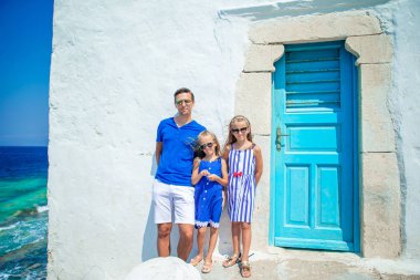 Baba ve çocuklar Yunanistan'da Mykonos Town