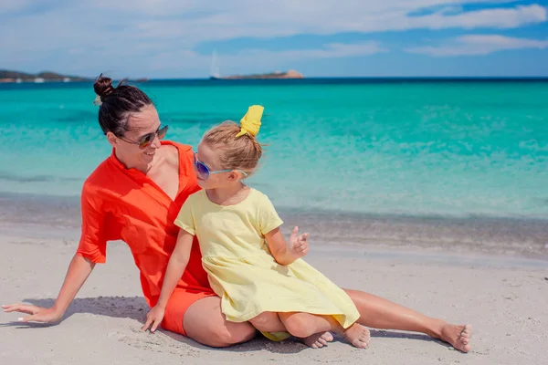 Beautiful mother and daughter on Caribbean beach — Stock Photo, Image