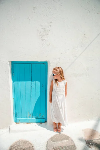Adorabile bambina alla vecchia strada del tipico villaggio tradizionale greco — Foto Stock