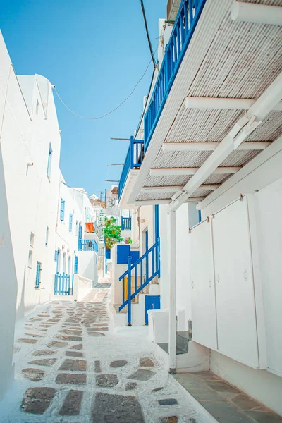 As ruas estreitas da ilha com varandas azuis, escadas e flores . — Fotografia de Stock