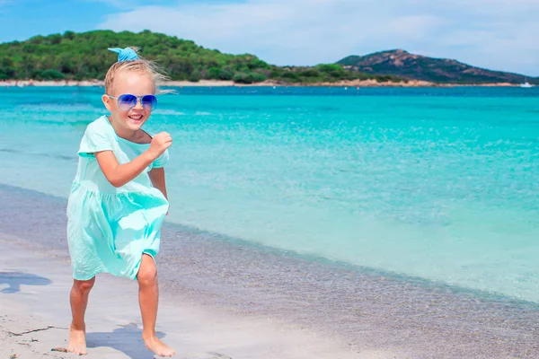 Szczęśliwa dziewczyna cieszyć letnie wakacje na plaży — Zdjęcie stockowe