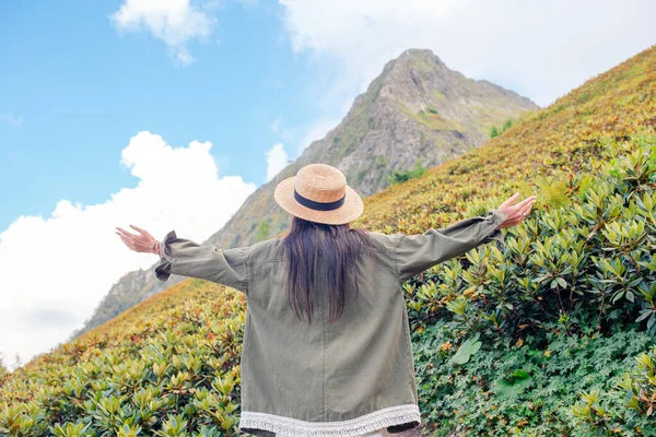 Mulher jovem feliz bonita em montanhas no fundo do nevoeiro — Fotografia de Stock