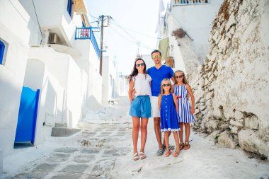 Aile Mykonos sokaklarında eğleniyor.