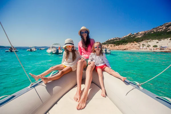 Giovane madre con le sue adorabili bambine che riposano su una grande barca — Foto Stock